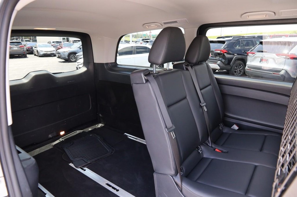 Mercedes-Benz Metris Passenger Van Vehicle Full-screen Gallery Image 19