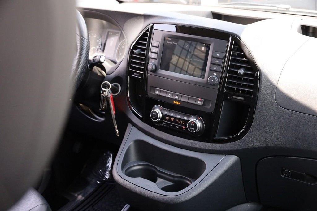Mercedes-Benz Metris Passenger Van Vehicle Full-screen Gallery Image 21