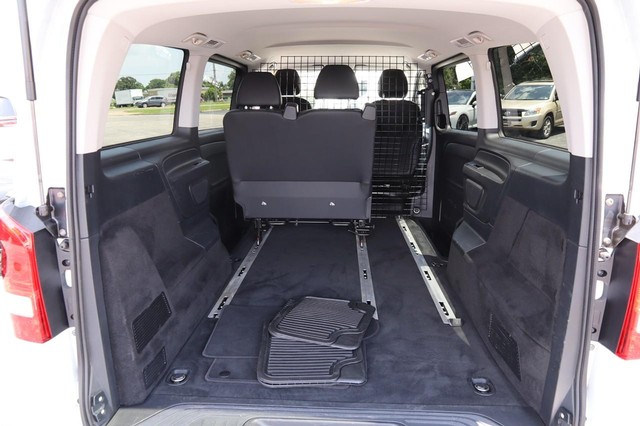 Mercedes-Benz Metris Passenger Van Vehicle Image 07