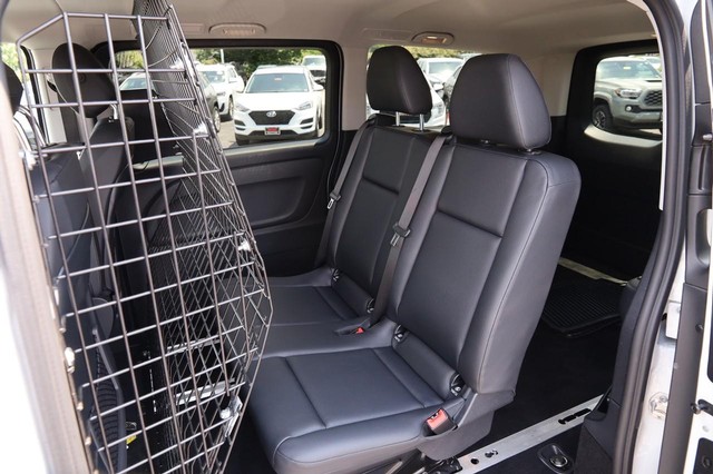 Mercedes-Benz Metris Passenger Van Vehicle Image 09
