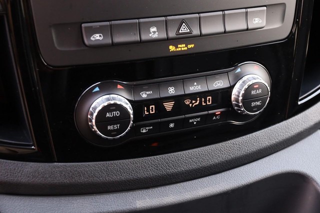 Mercedes-Benz Metris Passenger Van Vehicle Image 17