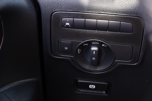 Mercedes-Benz Metris Passenger Van Vehicle Image 18