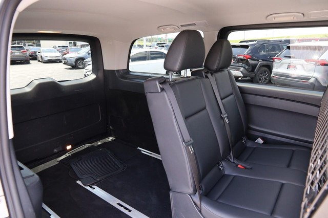 Mercedes-Benz Metris Passenger Van Vehicle Image 19