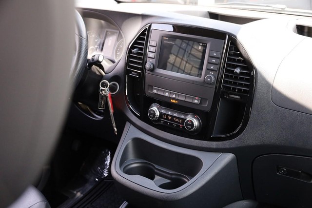 Mercedes-Benz Metris Passenger Van Vehicle Image 21