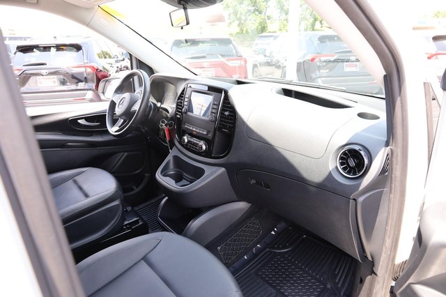 Mercedes-Benz Metris Passenger Van Vehicle Image 22