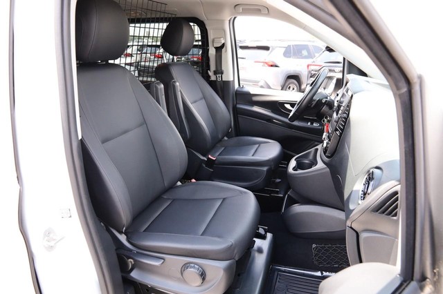 Mercedes-Benz Metris Passenger Van Vehicle Image 23