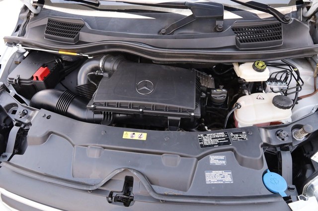 Mercedes-Benz Metris Passenger Van Vehicle Image 24