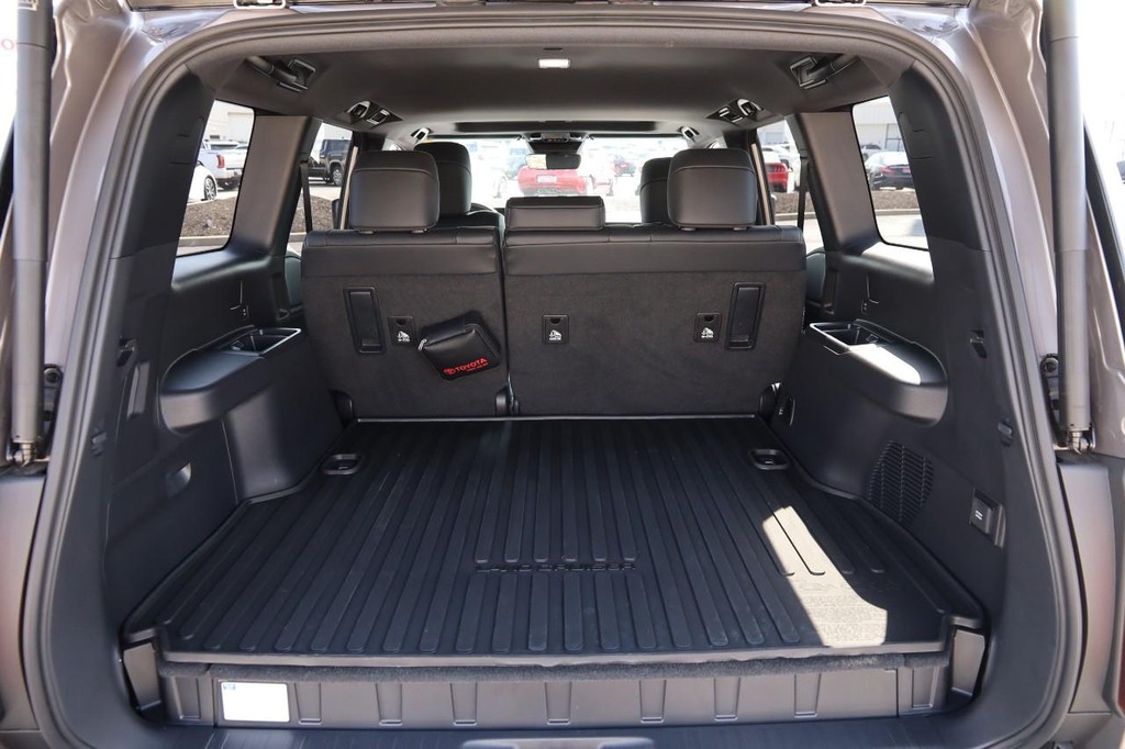 Toyota Land Cruiser Vehicle Full-screen Gallery Image 7