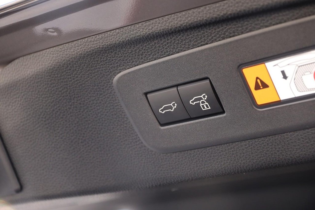 Toyota Land Cruiser Vehicle Full-screen Gallery Image 8