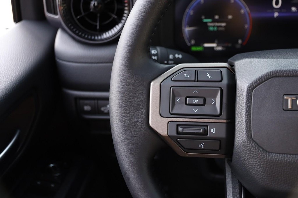 Toyota Land Cruiser Vehicle Full-screen Gallery Image 13