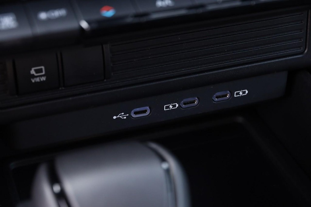 Toyota Land Cruiser Vehicle Full-screen Gallery Image 21