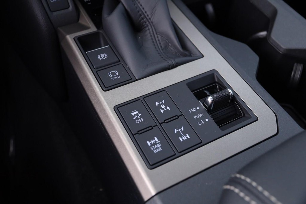 Toyota Land Cruiser Vehicle Full-screen Gallery Image 22