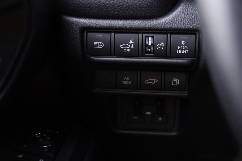 Toyota Land Cruiser Vehicle Full-screen Gallery Image 23