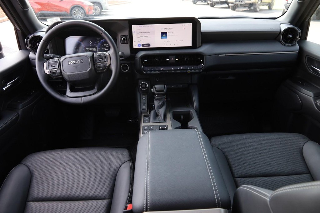 Toyota Land Cruiser Vehicle Full-screen Gallery Image 24