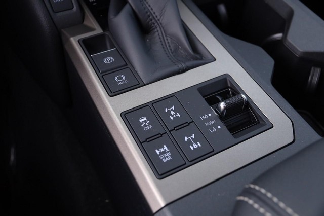 Toyota Land Cruiser Vehicle Image 22