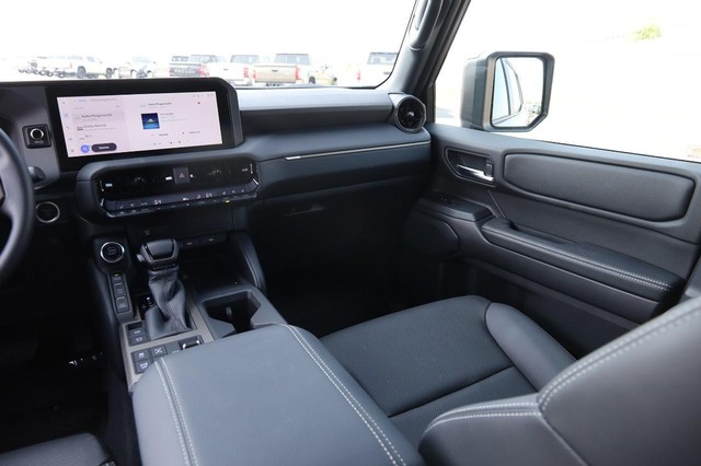 Toyota Land Cruiser Vehicle Image 28