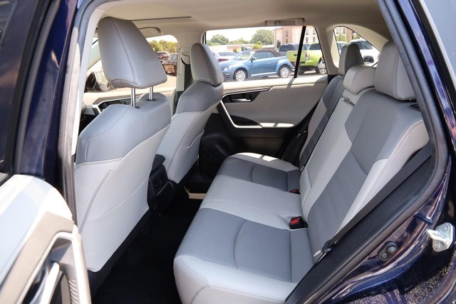 Toyota RAV4 Vehicle Image 13