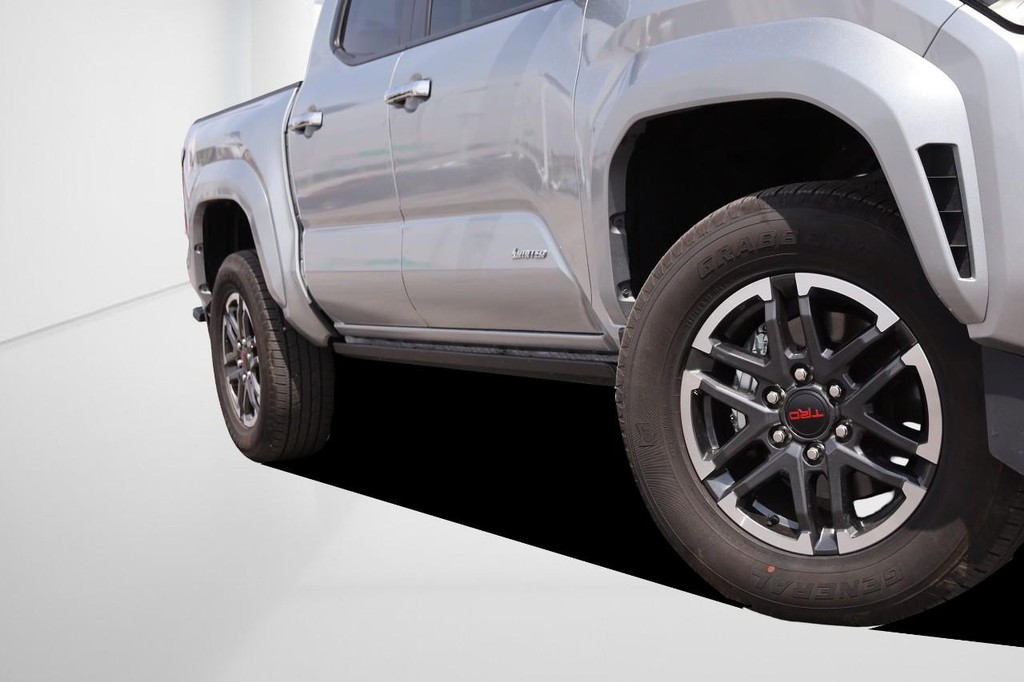 Toyota Tacoma 4WD Vehicle Full-screen Gallery Image 3