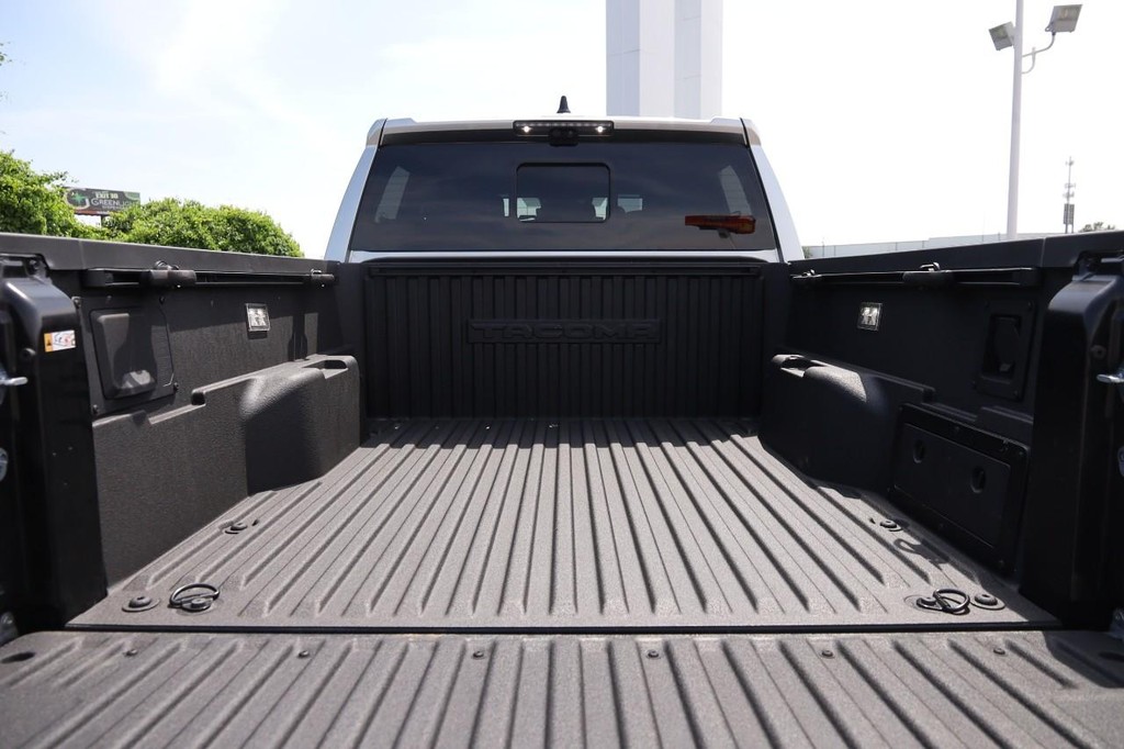 Toyota Tacoma 4WD Vehicle Full-screen Gallery Image 7