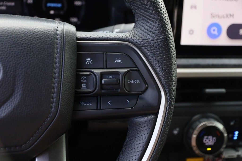 Toyota Tacoma 4WD Vehicle Full-screen Gallery Image 13