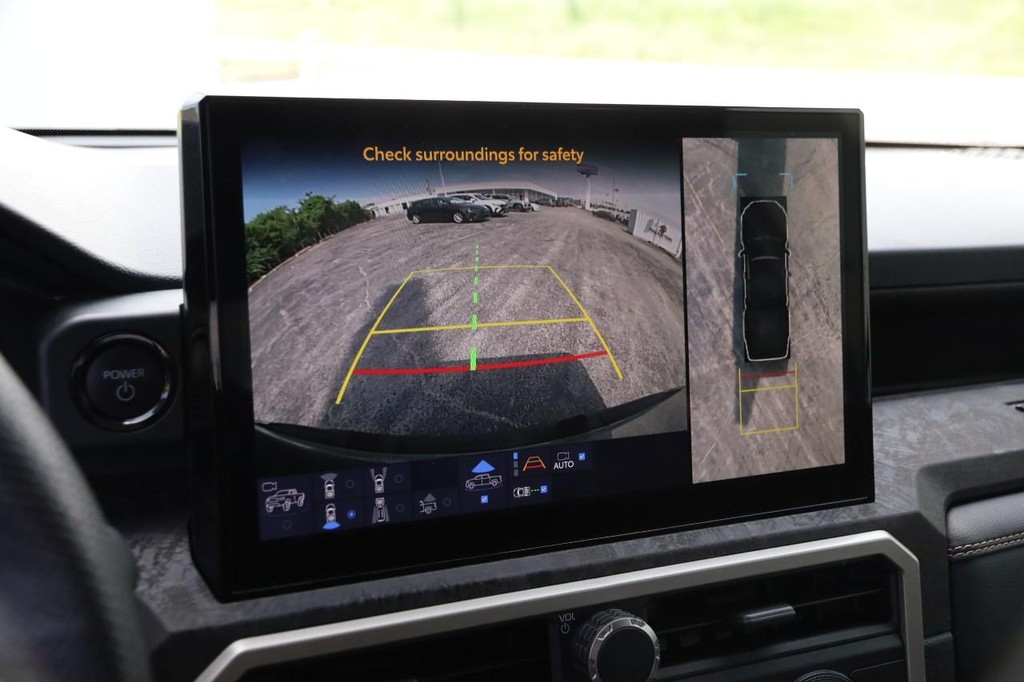 Toyota Tacoma 4WD Vehicle Full-screen Gallery Image 18