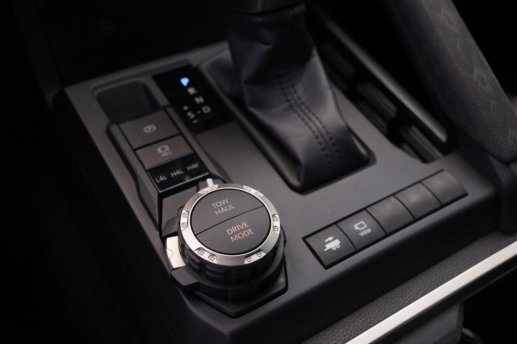 Toyota Tacoma 4WD Vehicle Full-screen Gallery Image 21