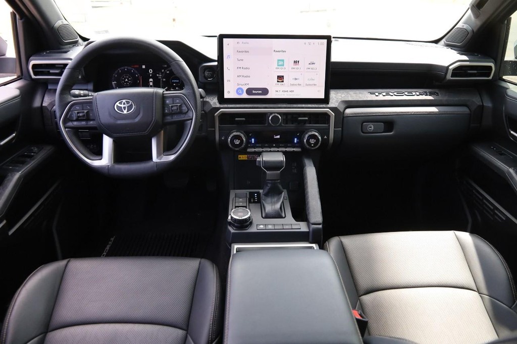 Toyota Tacoma 4WD Vehicle Full-screen Gallery Image 24