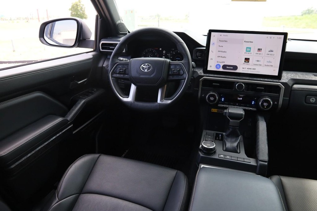 Toyota Tacoma 4WD Vehicle Full-screen Gallery Image 25