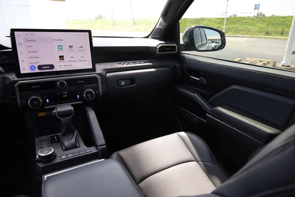 Toyota Tacoma 4WD Vehicle Full-screen Gallery Image 28