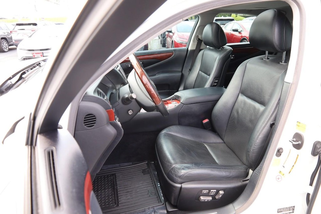 Lexus LS 460 Vehicle Full-screen Gallery Image 9
