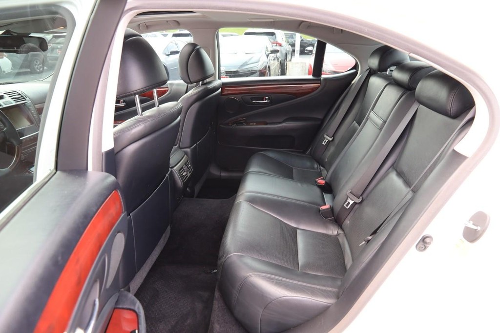 Lexus LS 460 Vehicle Full-screen Gallery Image 10