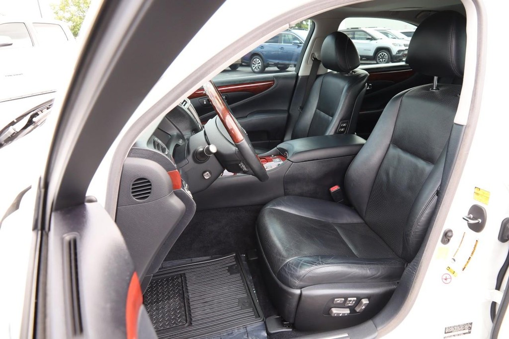 Lexus LS 460 Vehicle Full-screen Gallery Image 11