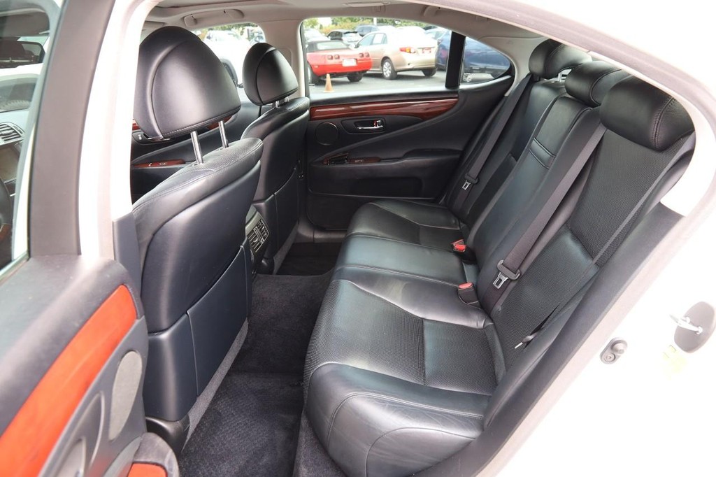 Lexus LS 460 Vehicle Full-screen Gallery Image 12