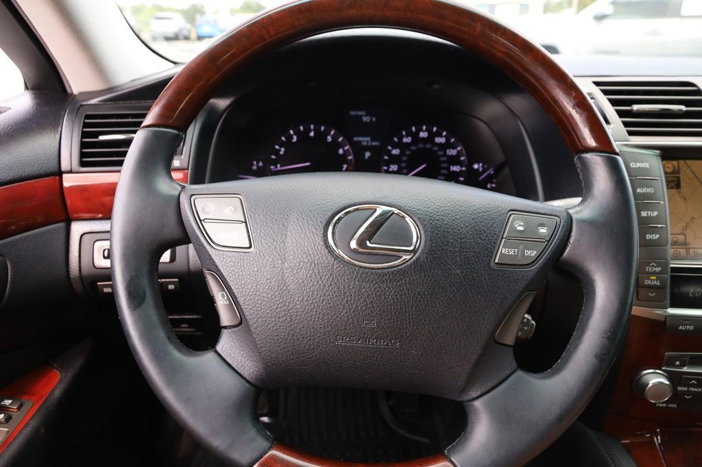 Lexus LS 460 Vehicle Full-screen Gallery Image 13