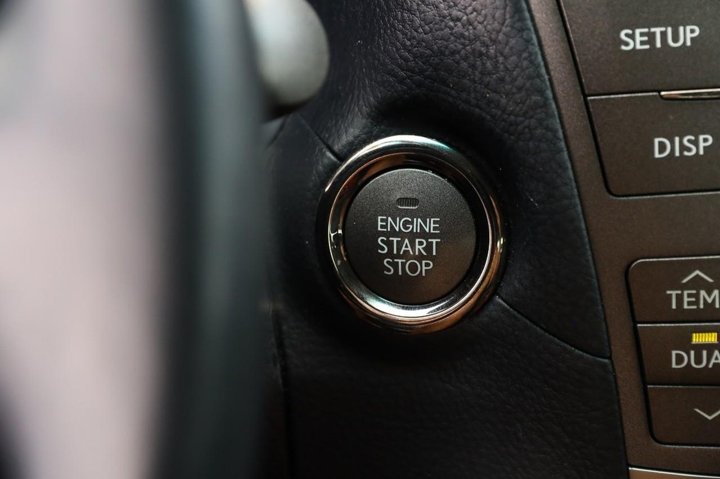 Lexus LS 460 Vehicle Full-screen Gallery Image 17