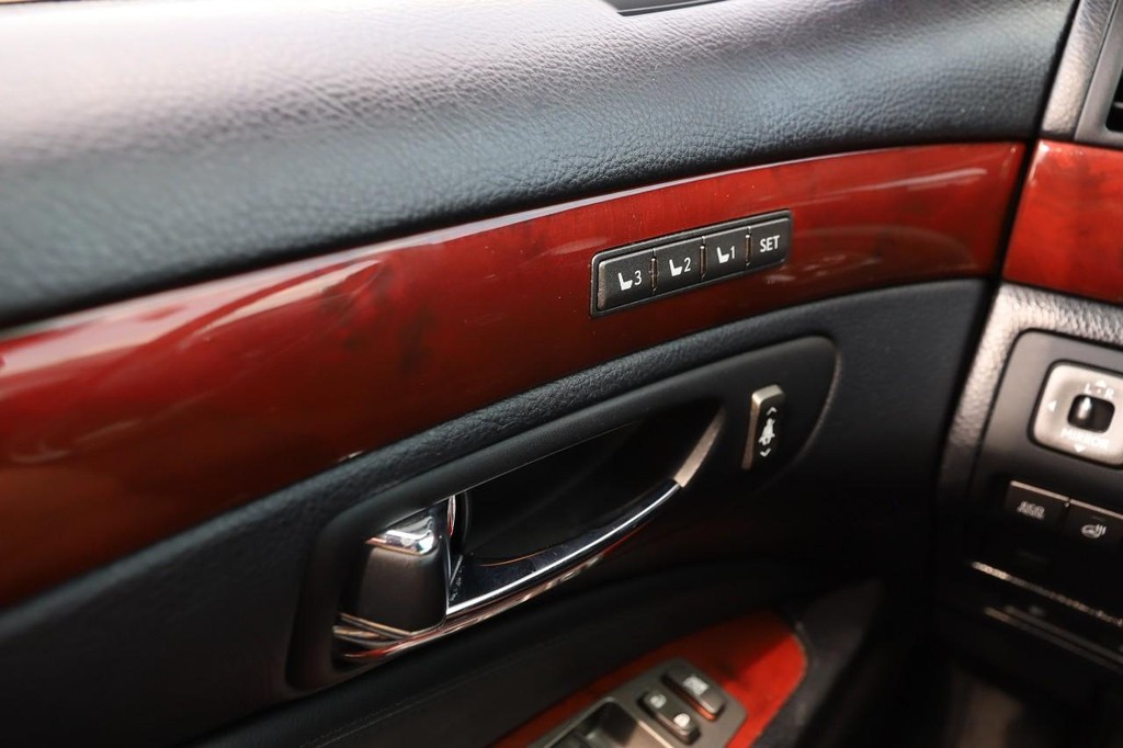 Lexus LS 460 Vehicle Full-screen Gallery Image 24