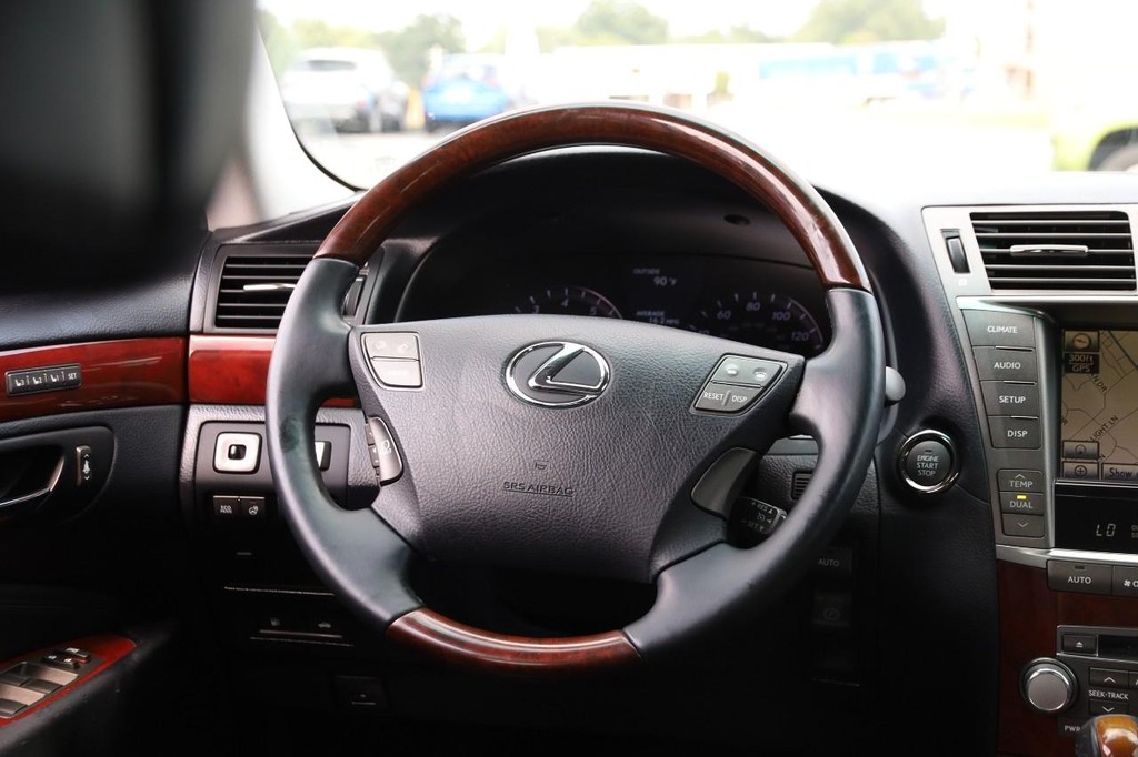 Lexus LS 460 Vehicle Full-screen Gallery Image 27