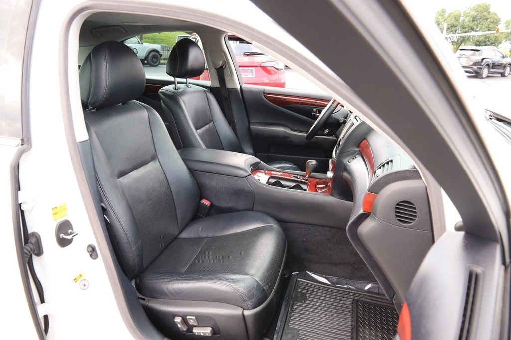 Lexus LS 460 Vehicle Full-screen Gallery Image 30