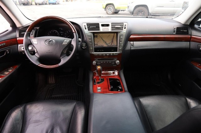 Lexus LS 460 Vehicle Image 25