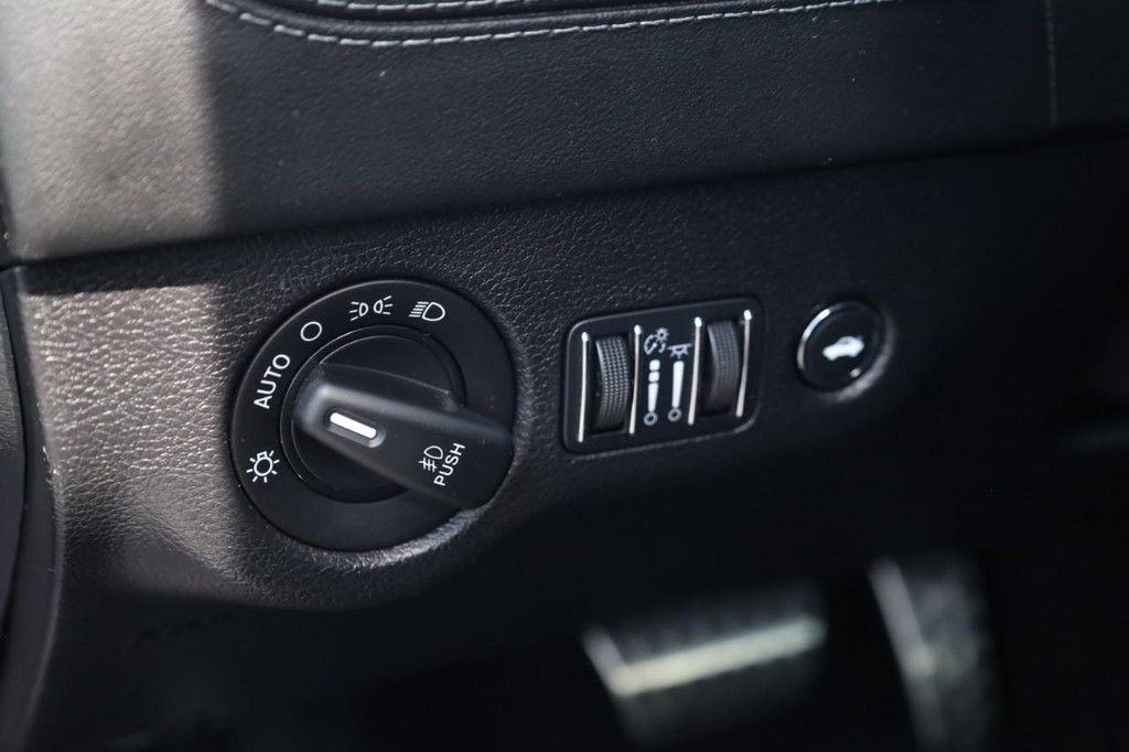 Dodge Charger Vehicle Full-screen Gallery Image 13