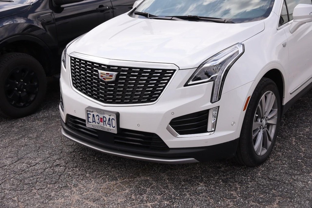 Cadillac XT5 Vehicle Full-screen Gallery Image 02
