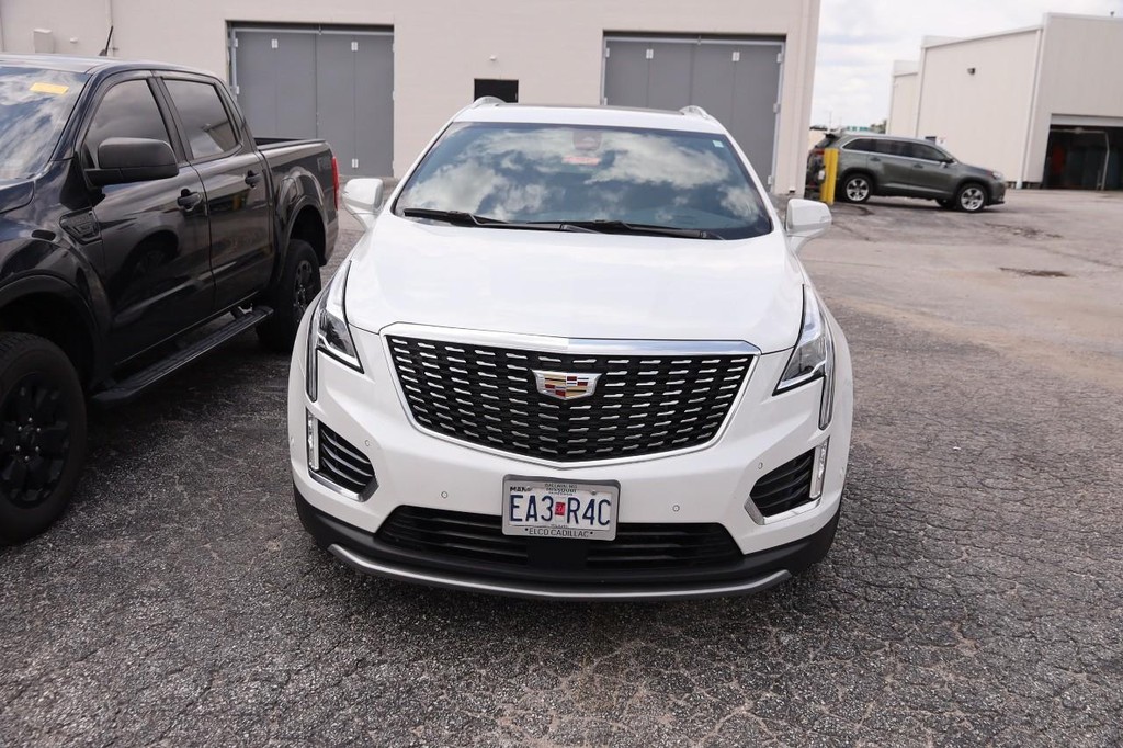 Cadillac XT5 Vehicle Full-screen Gallery Image 03