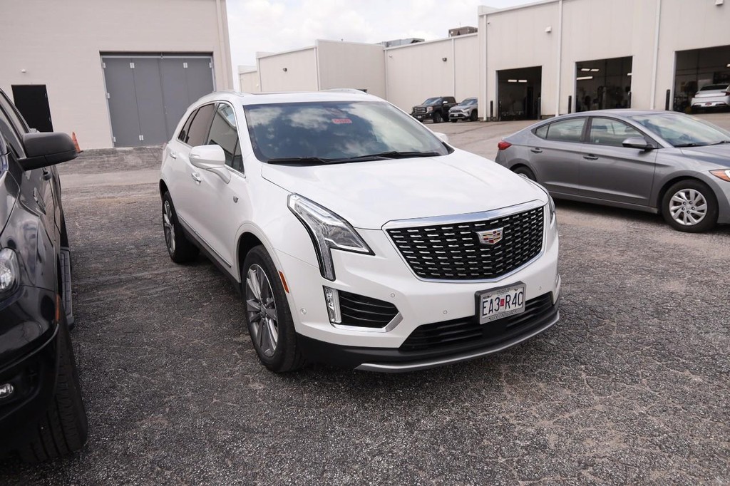 Cadillac XT5 Vehicle Full-screen Gallery Image 04