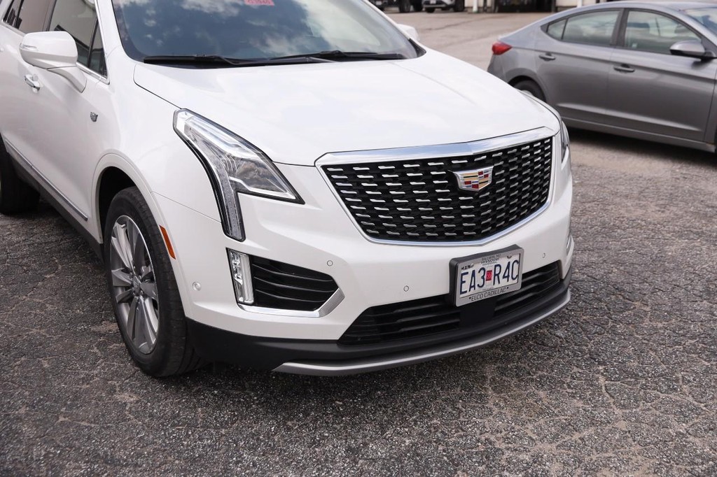 Cadillac XT5 Vehicle Full-screen Gallery Image 05