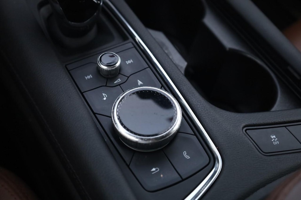 Cadillac XT5 Vehicle Full-screen Gallery Image 19
