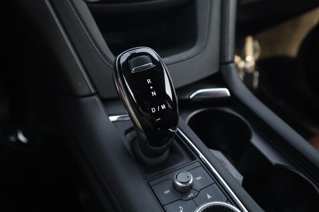 Cadillac XT5 Vehicle Full-screen Gallery Image 20