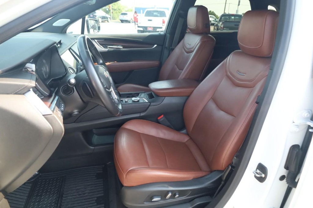 Cadillac XT5 Vehicle Full-screen Gallery Image 21