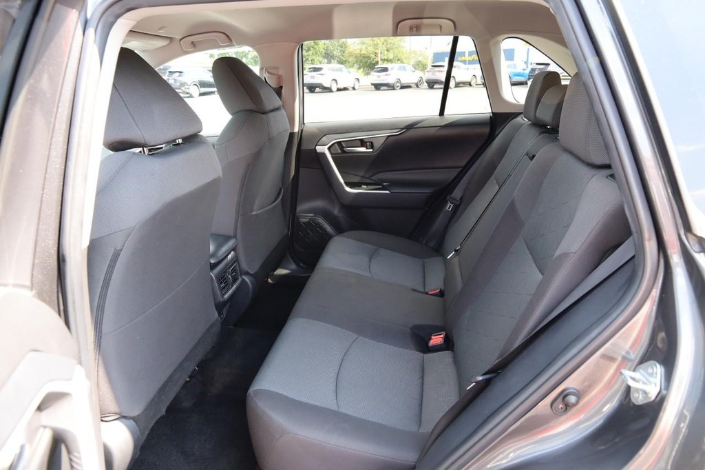 Toyota RAV4 Vehicle Full-screen Gallery Image 9