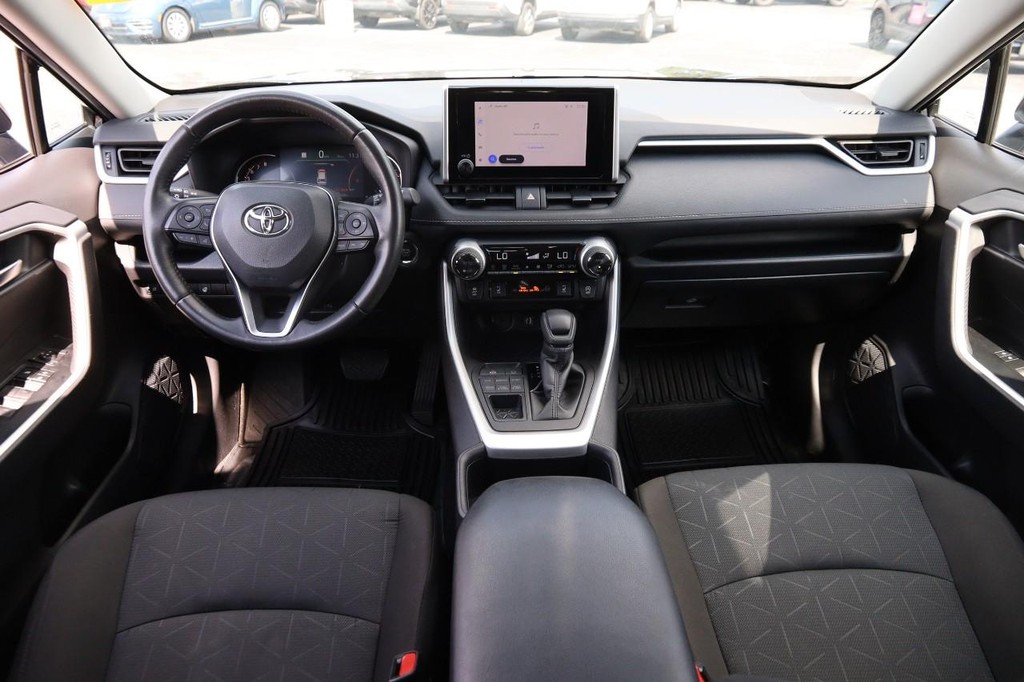 Toyota RAV4 Vehicle Full-screen Gallery Image 20
