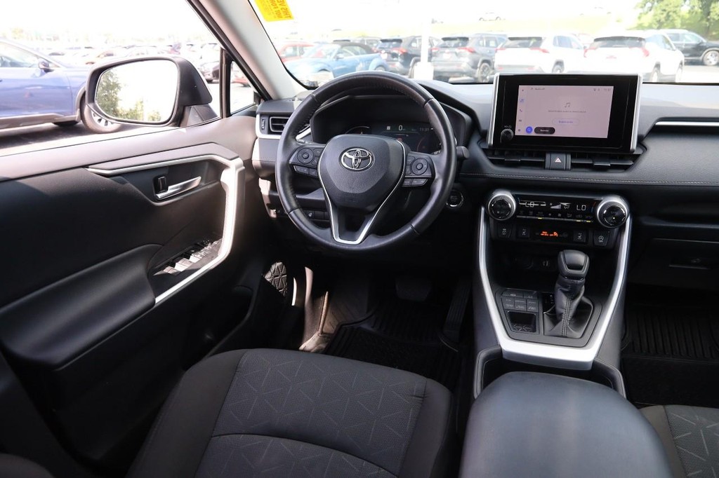 Toyota RAV4 Vehicle Full-screen Gallery Image 21